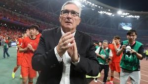 国足三连败谁该担责？迪拜集训练了个寂寞？